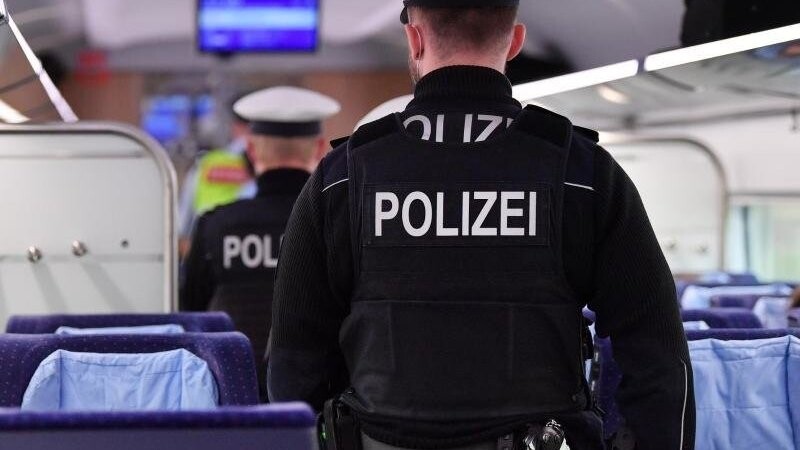 Vor allem im öffentlichen Nahverkehr in besonders betroffenen Regionen in Niederbayern will die Polizei verstärkt Kontrollen durchführen. (Symbolbild)