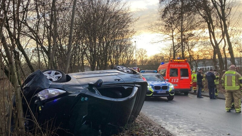 Der 56-Jährige landete in der Ortsdurchfahrt Cham-Altenmarkt mit seinem Wagen im Gebüsch. Verletzt wurde er nicht, aber seinen Führerschein ist er nun erst einmal los.