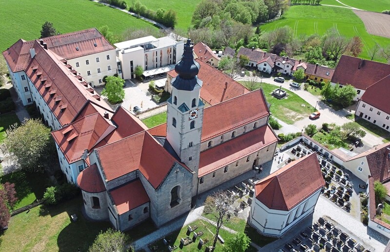 Die Abtei Windberg aus der Luft - mit der romanischen Basilika, Friedhof, dem neuen Anbau und Gebäuden des ehemaligen Klosterbezirks. 