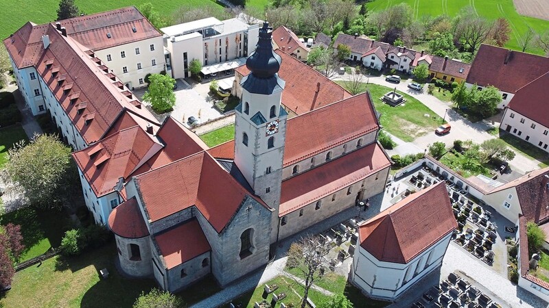 Die Abtei Windberg aus der Luft - mit der romanischen Basilika, Friedhof, dem neuen Anbau und Gebäuden des ehemaligen Klosterbezirks.