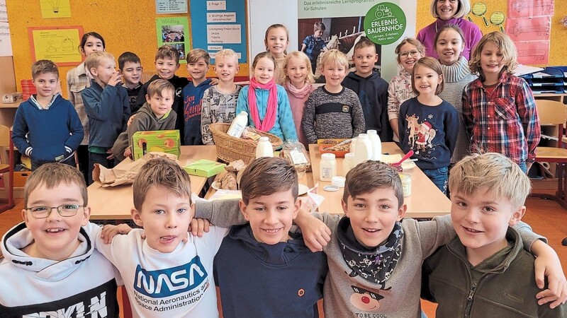 Die dritte Klasse der Regenbogen-Grundschule in Elsendorf freute sich mit ihrer Klassenlehrerin Conny Niemetz über den schmackhaften Gewinn.