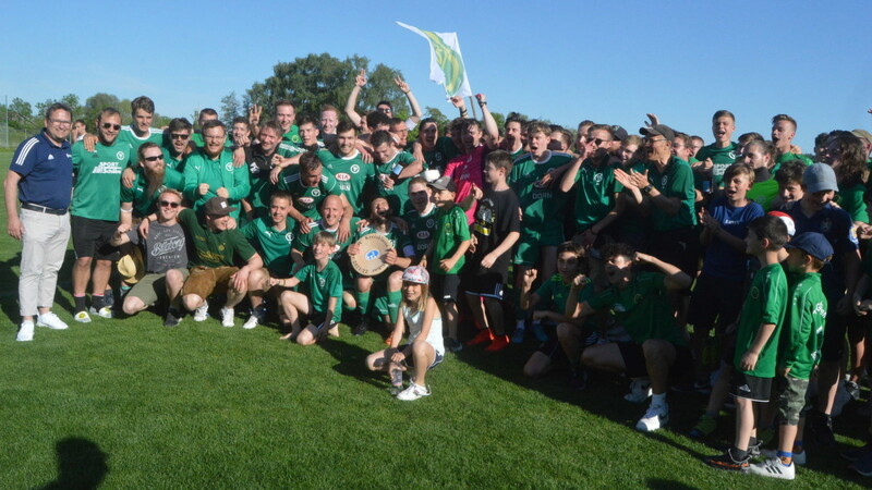 Völlig aus dem Häuschen waren Aktive der 1. Fußballmannschaft und die Zuschauer nach dem Titelgewinn mit Aufstieg in die Kreisliga.