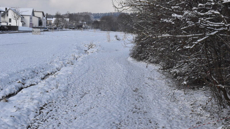 Unter der Schneedecke kann man die Maßnahmen am Fimbach erkennen: mäanderndes Bachbett, frisch gesetzte Bäume und den neuen Fußweg für die Spaziergänger.