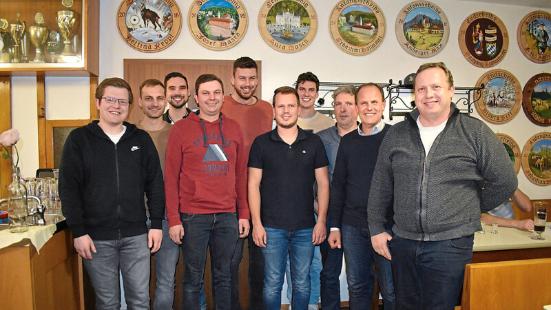 Die neuen FFW-Führungscrew zusammen amit Bürgermeister Leonhard Berger und dem neuen Ehrenkommandanten Ludwig Dasch (rechts).