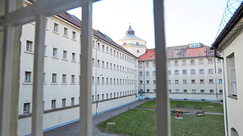 In der JVA Straubing sind weitere Gefangene positiv getestet worden.