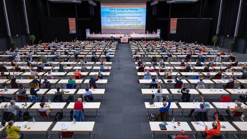 Delegierte nehmen in der Sparkassen Arena beim Landesparteitag der ÖDP in Bayern teil.