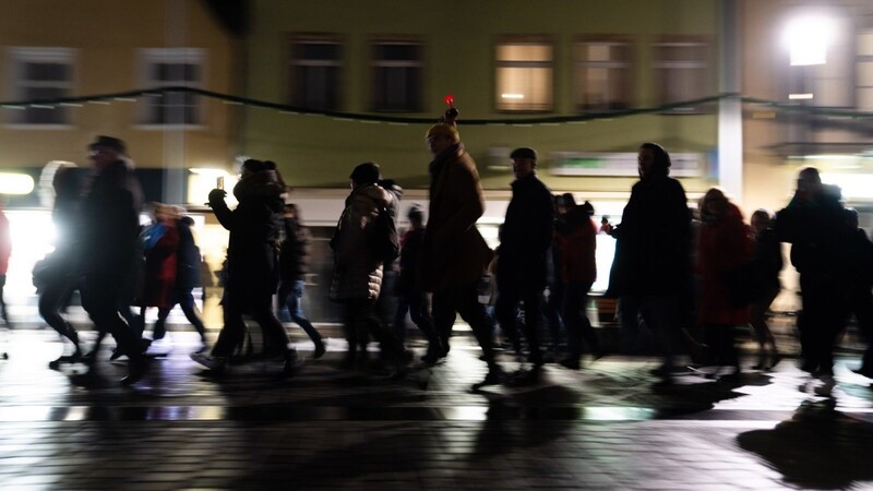Menschen nehmen am 10. Januar an einem Protest gegen aktuelle Corona-Maßnahmen in Bayreuth teil. Auch am Montag waren wieder "Spaziergänger" in Bayreuth unterwegs (Archivbild).