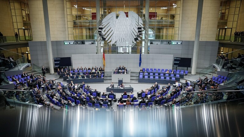 736 Abgeordnete hat der Bundestag derzeit. An der Frage, wie sich das ändern soll, scheiden sich die Geister.