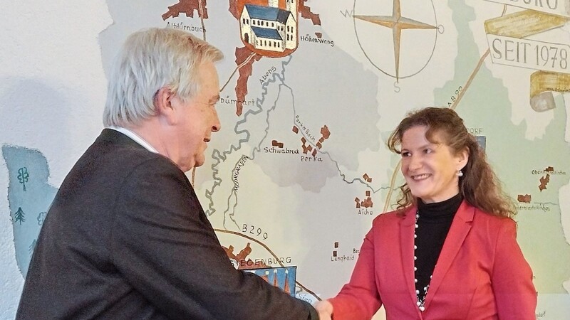 Bürgermeister Johann Bergermeier nahm der neuen Markträtin Anita Mayer den Amtseid ab.