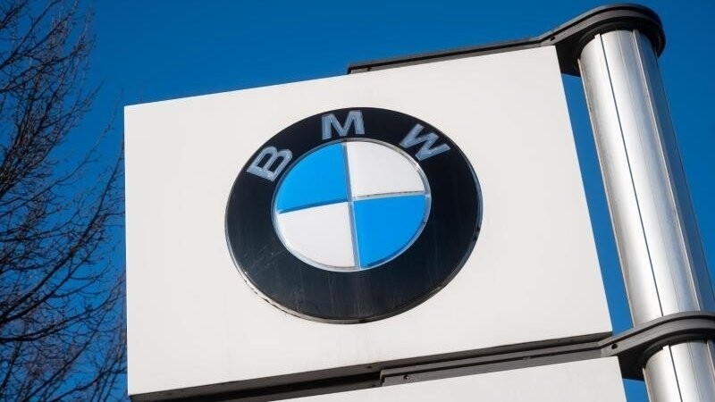 Vor dem BMW Werk Berlin steht ein BMW Logo.