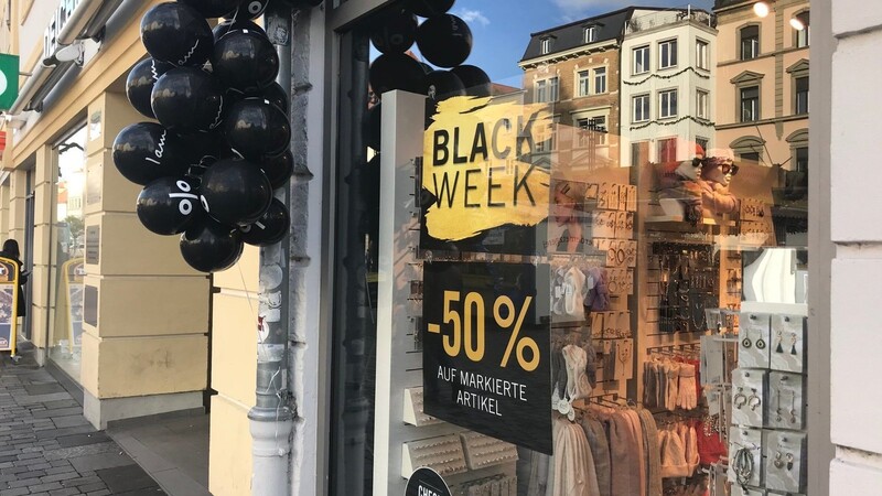 Wer einmal über den Straubinger Stadtplatz spaziert, kann ihnen nicht entgehen: Den Angeboten zum "Black Friday".