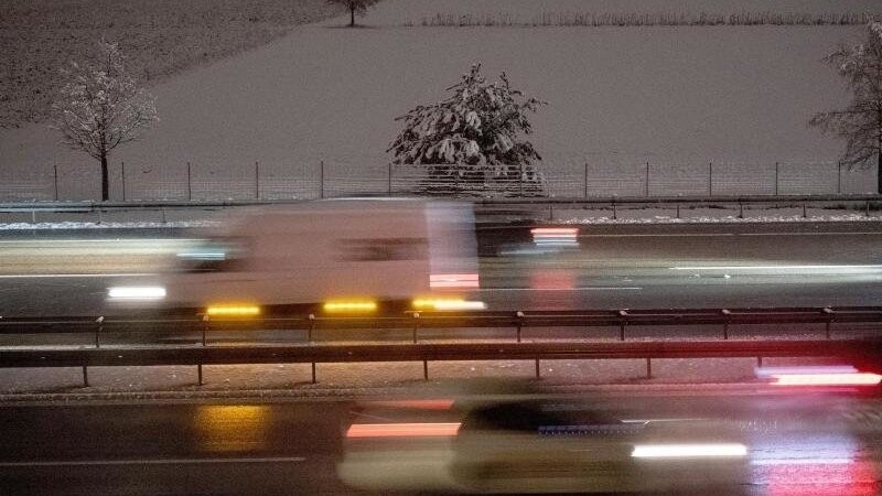 Auf der A9 fahren Autos an beschneiten Bäumen entlang. Foto: Lino Mirgeler