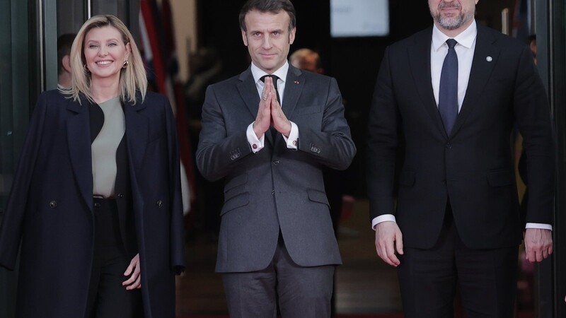 Die ukrainische First Lady Olena Zelenska und der ukrainische Premierminister Denys Shmyhal (r.) waren zur Konferenz nach Paris gereist. Insgesamt nahmen Vertreter von insgesamt 46 Ländern an der Konferenz teil.