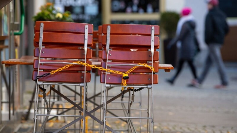 Tische und Stühle stehen vor einem Restaurant in Bad Reichenhall.