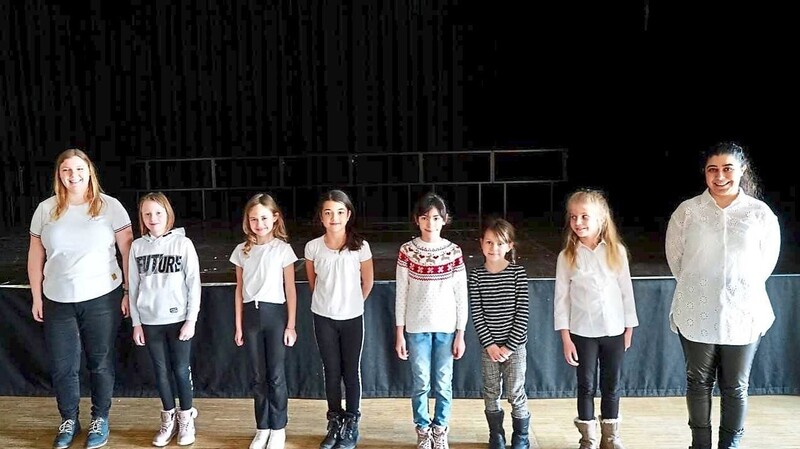 Sechs Mädchen mit ihren Begleiterinnen aus dem Grundschul-Kinderhort Ulrich Schmidl zeigten einen Lichtertanz mit Gesang "Fröhliche Weihnachten überall".