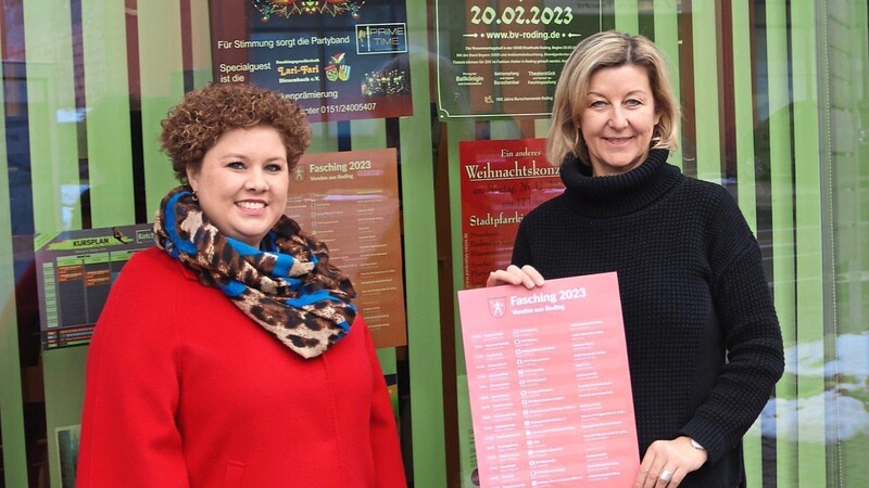Die ersten Plakate hängen bereits: Bürgermeisterin Alexandra Riedl (links) und Birgit Lehner vom Tourismusbüro präsentieren das Faschingsprogramm.