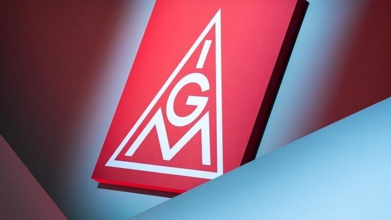 Das Logo der IG Metall ist an einer Wand zu sehen.