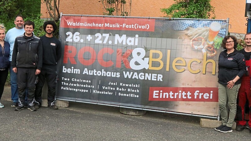 Haben die Weichen für das Waldmünchner Musikfestival am kommenden Wochenende bestens gestellt: Stefan Wagner, seine Frau Lydia ) und ihre Mitstreiter.