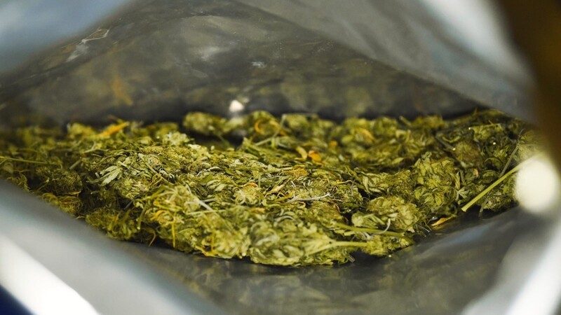 Die Beamten fanden zwei Kilogramm Marihuana im Kofferraum eines Autos. (Symbolbild)