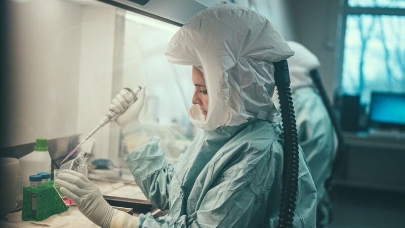 Eine Frau arbeitet im Institut für Mikrobiologie der Bundeswehr in München.