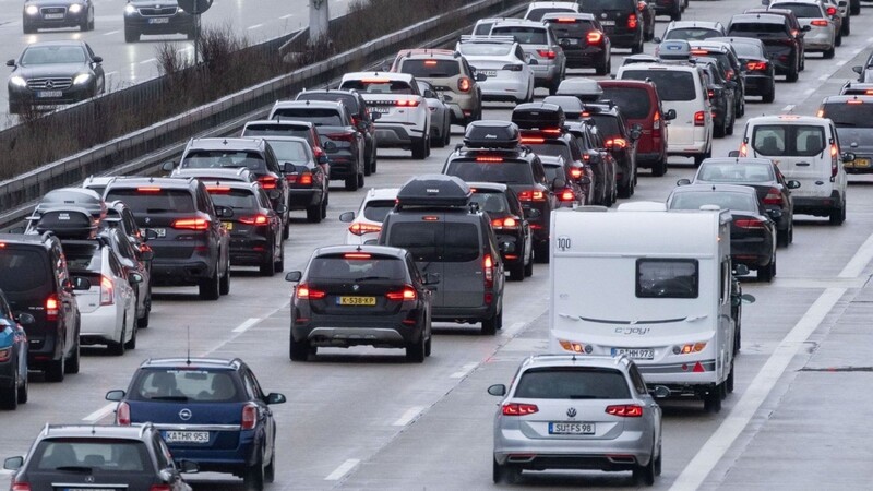 Autos stehen auf der Autobahn 8 in Fahrtrichtung München im Stau. Am Neujahrstag müssen Urlauber mit Staus und Verkehrsbehinderungen rechnen (Archivbild).