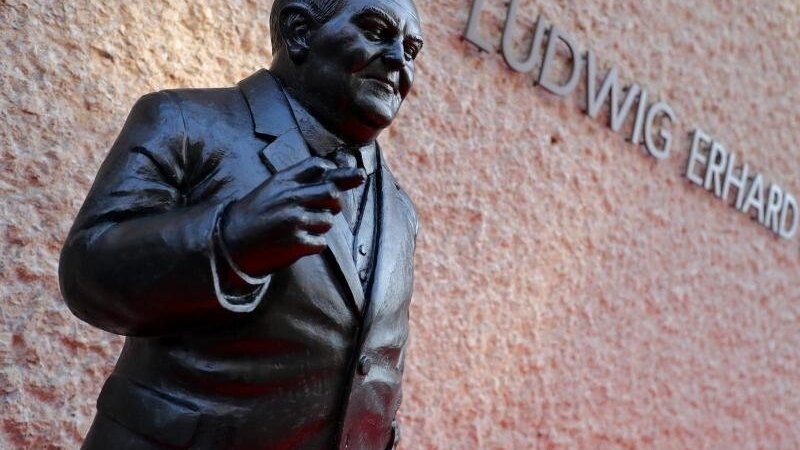 Vor dem Ludwig-Erhard-Zentrum in Fürth steht bereits eine Statue des berühmten Politikers. (Archivbild)