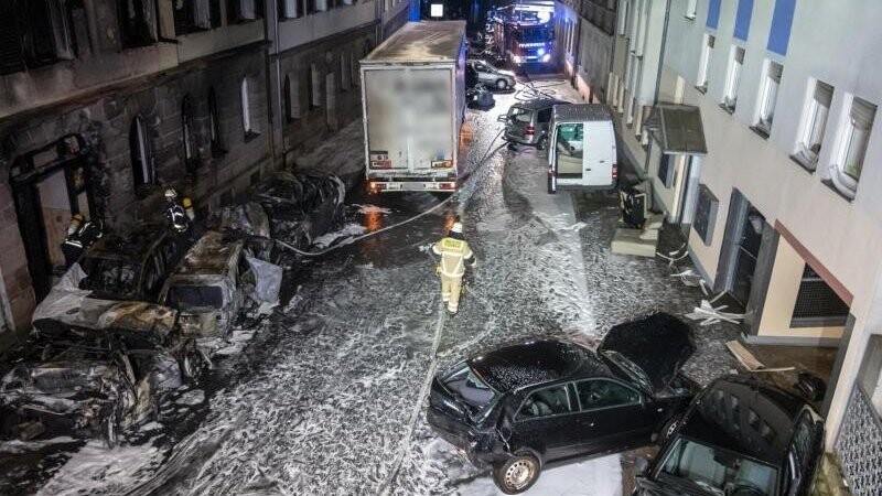 Ein betrunkener Lkw-Fahrer hat in der Nacht auf Mittwoch massive Zerstörungen in einer Fürther Wohnstraße angerichtet.