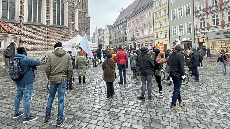 Etwa 60 Demonstranten forderten vor der Martinskirche am Samstag mehr Solidarität. Sie wollten damit ein Zeichen gegen die Montagsspaziergänger setzen.
