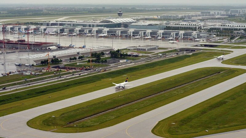 Am Flughafen München ist die Abfertigung von Terminal 2 und des dazugehörigen Satelliten-Terminals am Mittwoch gestoppt worden (Symbolbild).