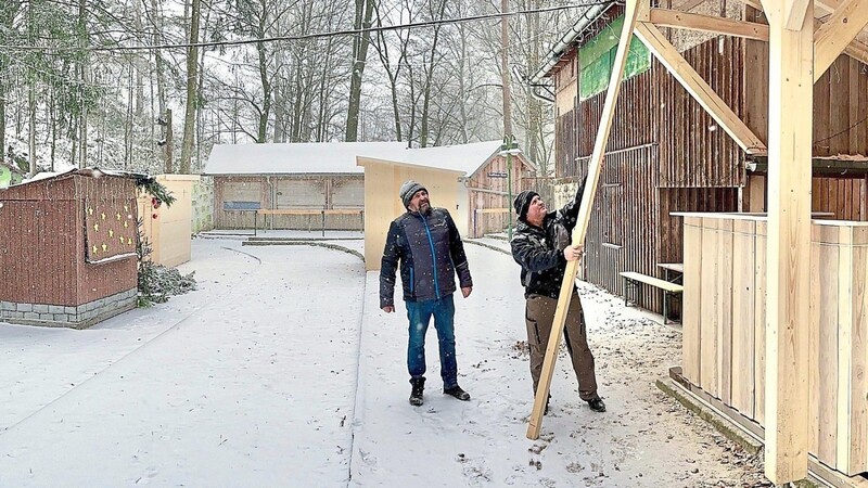 Max Schmatz und Martin Schneider scheuten am Mittwoch selbst den kräftigen Schneefall nicht, um die Waldbühne für die Waldweihnacht vorzubereiten.