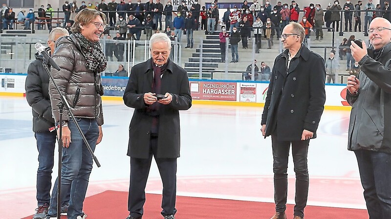 Die Architekten Stefan Feigel (links) und Thomas Dumps (Zweiter von rechts) übergaben an Oberbürgermeister Alexander Putz (rechts) und EVL-Präsident Hans Eller speziell gestaltete Eishockey-Pucks.