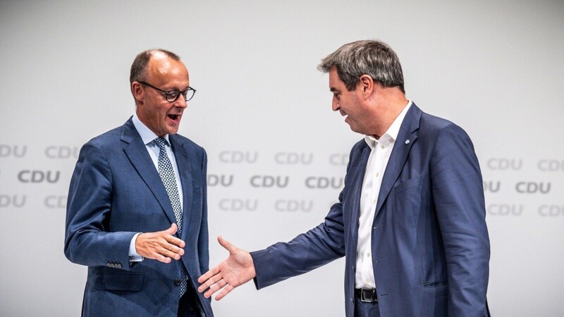 CSU-Chef Markus Söder reicht Friedrich Merz beim Bundesparteitag der CDU die Hand.