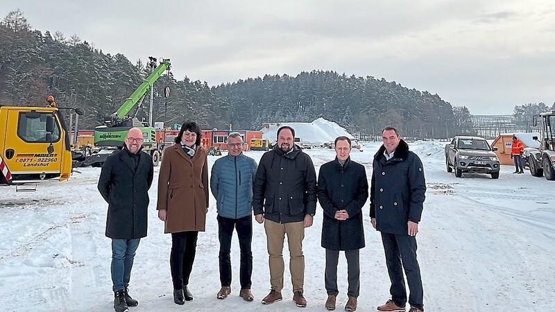 Die Bürgermeister der benachbarten Gemeinden trafen sich zur Besichtigung am Gelände des künftigen Wasserstoffzentrums.
