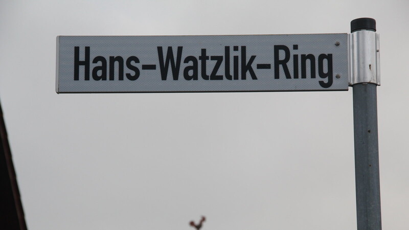 Stein des Anstoßes: Soll der Hans-Watzlik-Ring wegen der Nazi-Vergangenheit des Namensgebers umbenannt werden oder nicht?