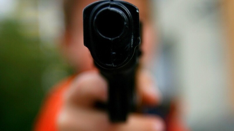 Ein 18-Jähriger soll in der Nacht zum Dienstag Passanten in Regensburg mit einer Spielzeugpistole bedroht haben. (Symbolbild)