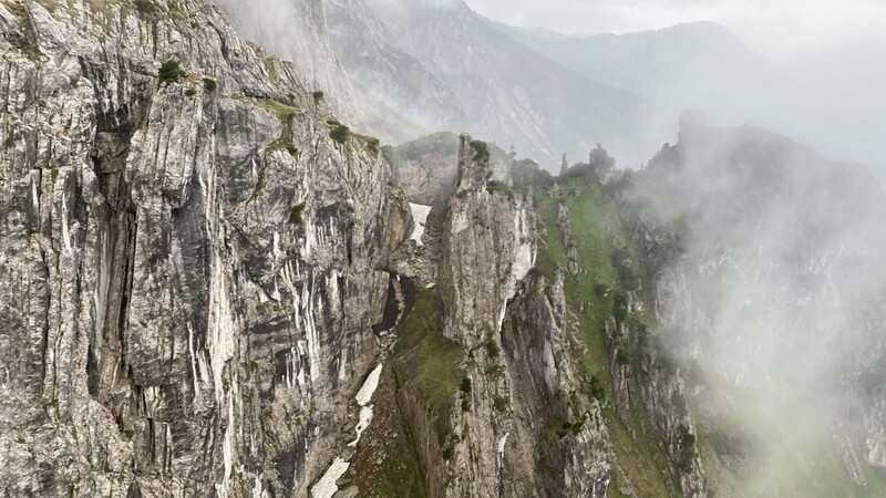 In einem Berghang im Tiroler Kaisergebirge, ist es zu einem Felssturz gekommen.