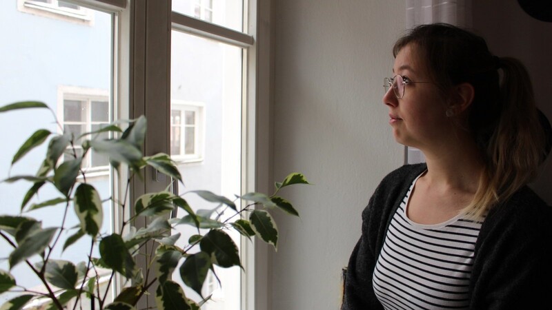 "Der Blick aus dem Fenster blieb während der Quarantäne mein einziger Kontakt nach draußen", sagt die 29-jährige Carmen Merckenschlager.