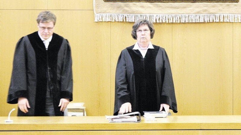 Die grosse Strafkammer des Landgerichts hat den Angeklagten Christopher M. zu lebenslanger Haft verurteilt. Vorsitzende Richterin Gisela Geppert (Mitte) und die beisitzenden Richter Andreas Wiedemann (links) und Johannes Plutz sind von seiner Schuld überz