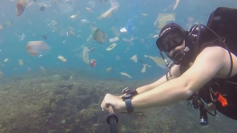 Der Taucher Rich Horner schwimmt durch ein Meer aus Plastik.