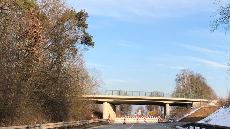 Die Erneuerung der B8-Brücke bei Straubing zieht sich in die Länge.