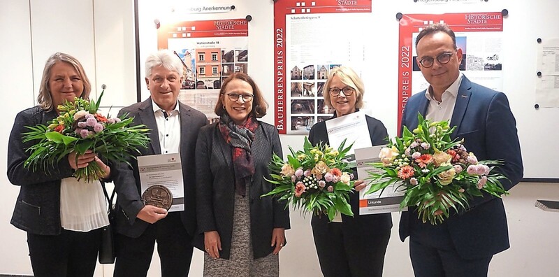 Oberbürgermeisterin Gertrud Maltz-Schwarzfischer (Mitte) gratulierte (von links) Ehepaar Schwabenbauer, Ilse Danziger und Thomas Rödl. 