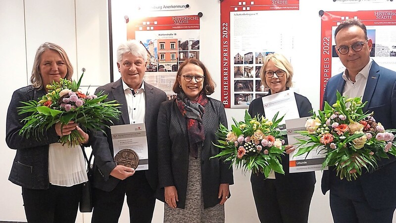 Oberbürgermeisterin Gertrud Maltz-Schwarzfischer (Mitte) gratulierte (von links) Ehepaar Schwabenbauer, Ilse Danziger und Thomas Rödl.