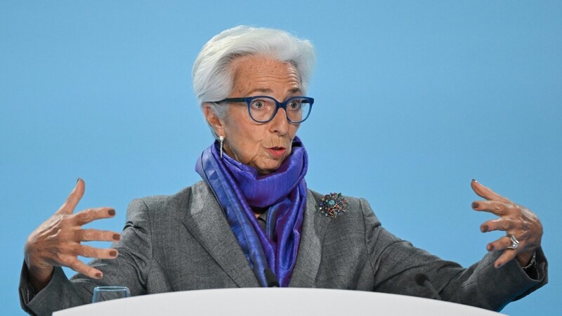 Die Präsidentin der Europäischen Zatralbank. Christine Lagarde, stellt die Beschlüsse vor.