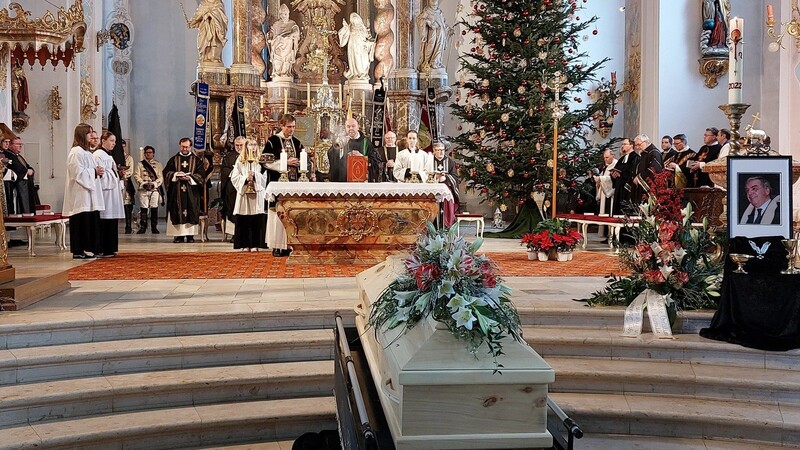 Viele Geistliche, auch aus der Diözese Regensburg, nahmen am Requiem für Ludwig J. Rösler teil. Der Sarg war vor den Altarstufen aufgebahrt.