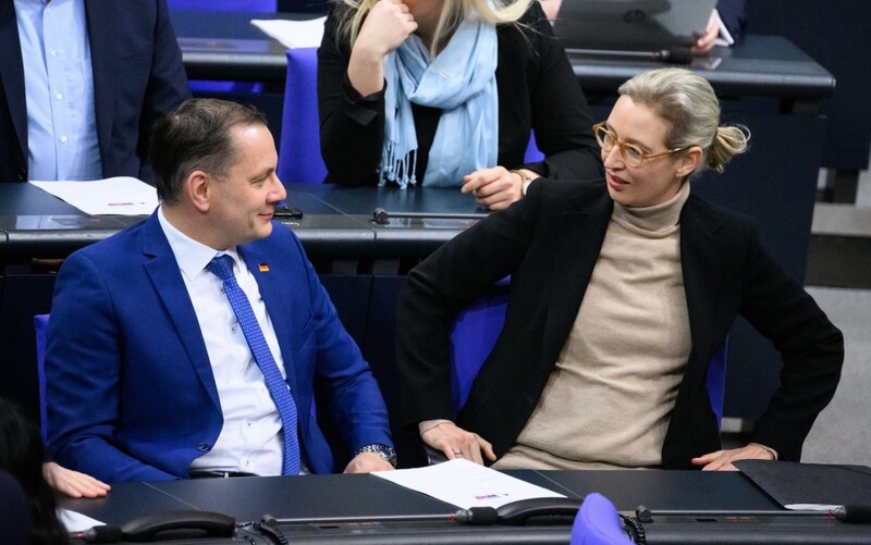 Tino Chrupalla (l.) und Alice Weidel sind derzeit die Parteichefs der AfD. Diese feiert in diesen Tagen ihr zehnjähriges Jubiläum. Kommendes Jahr könnte insbesondere der CDU in Chrupallas Heimatbundesland Sachsen eine Schicksalsfrage drohen - Kooperation oder nicht? 