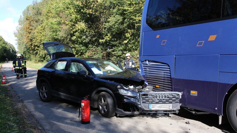 Verkehrsunfall am Dienstagmorgen in Straubing bei Kagers. Dort kollidierte ein Auto mit einem Bus.