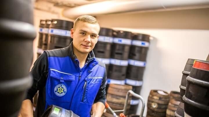 Sebastian Dippold (20) in seinem Element. 2016 begann er seine Ausbildung zum Brauer in der Brauerei Wagner im mittelfränkischen Merkendorf. Zwei Jahre später hat er nicht nur seine Ausbildung bereits erfolgreich abgeschlossen, sondern ist nun auch noch offiziell "Deutschlands bester Jungbrauer".