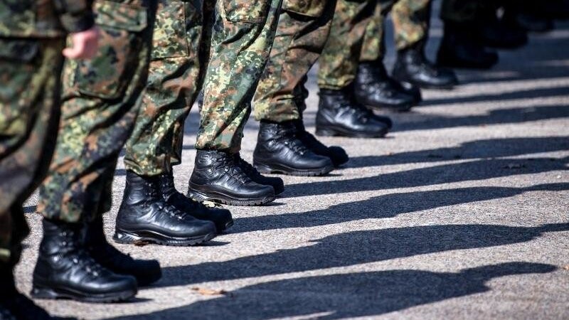 Soldaten der Bundeswehr stehen auf dem Appellplatz.
