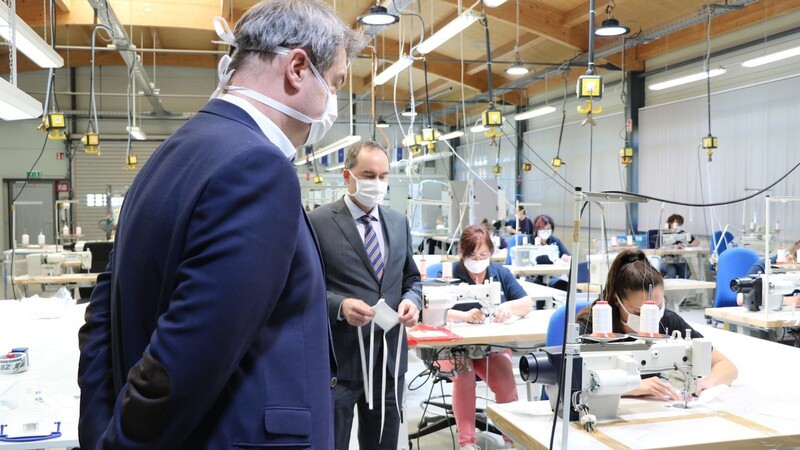 Ministerpräsident Markus Söder hat am Donnerstag eine Maskenproduktion in Weng besucht.