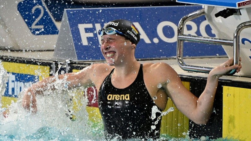 Schwimmerin Angelina Köhler jubelt über ihren neuen deutschen Rekord.